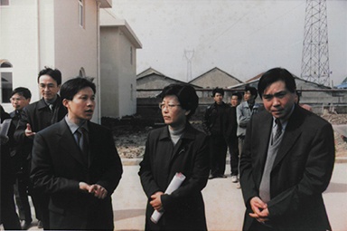 2001年2月20日，時(shí)任國家環(huán)保局副局長汪紀(jì)戎一行視察公司