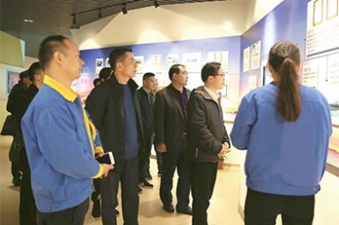 貴州省黔東南州委常委、榕江縣縣委書(shū)記賀代宏一行到公司參觀學(xué)習(xí)考察