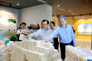 2019年 5月22日，時任浙江省社會組織綜合黨委專職副書記、省民政廳社會組織管理局局長蔡國華蒞臨景興紙業(yè)調(diào)研企業(yè)發(fā)展情況和黨建工作